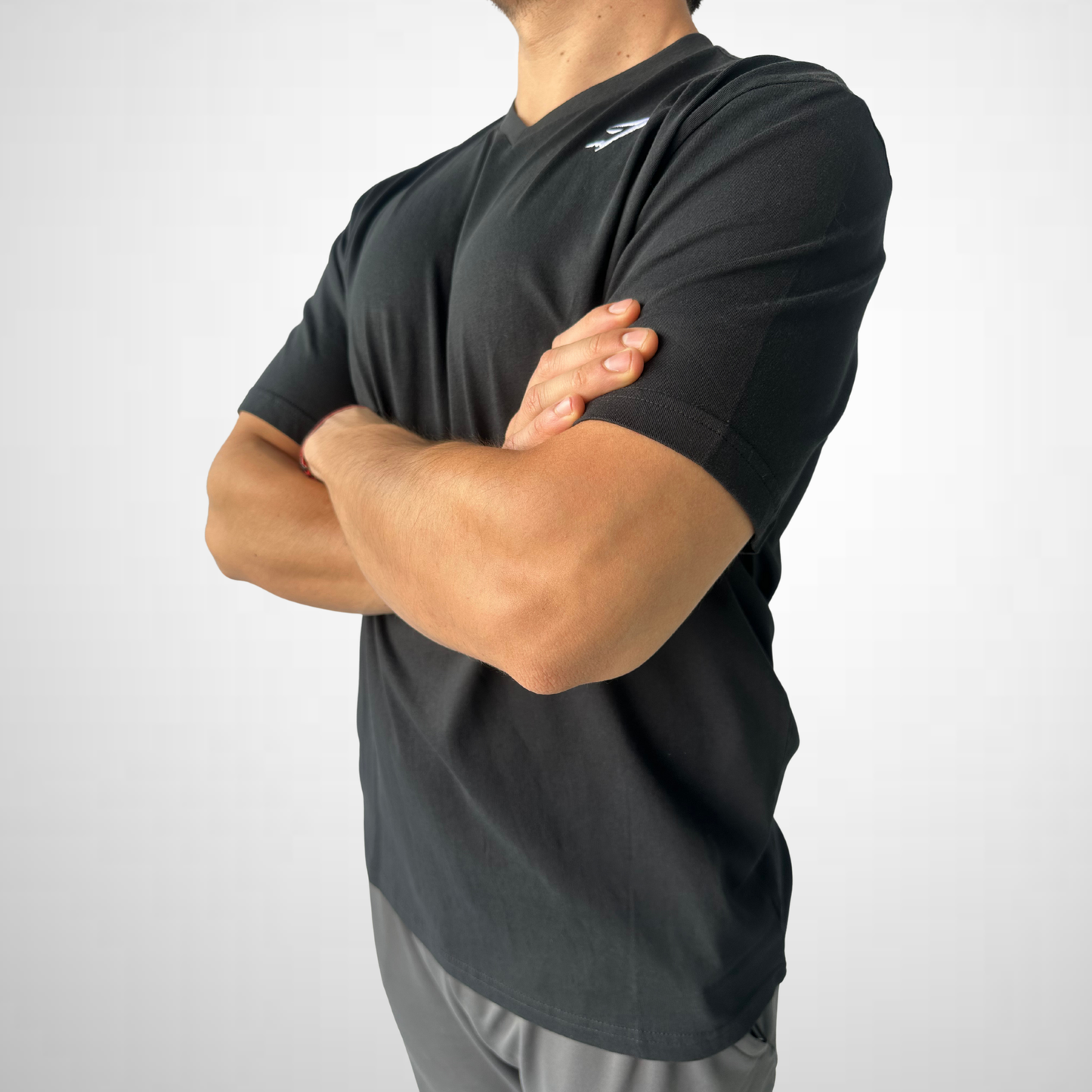 Playera Deportiva Cuello V – Negra