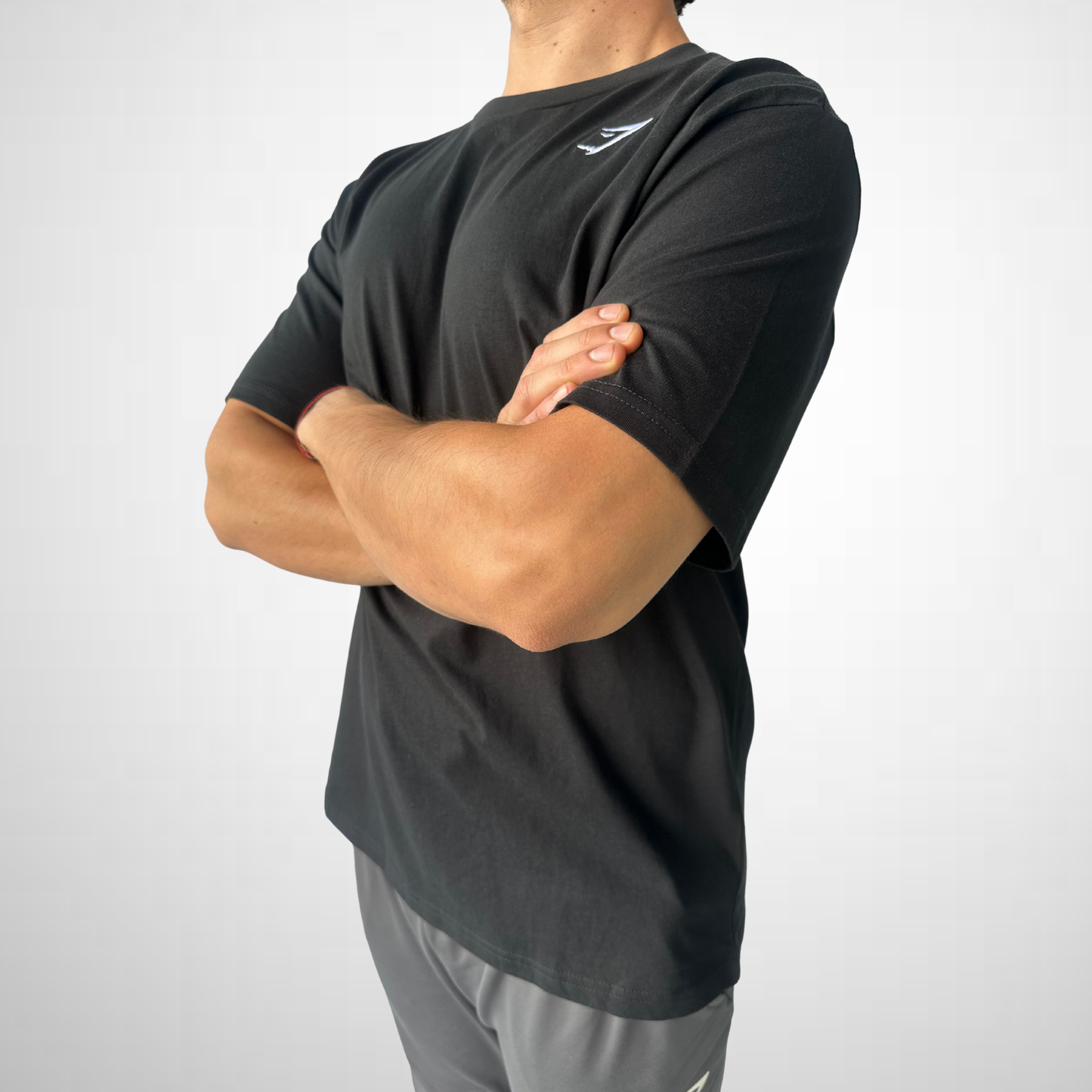 Playera Básica Crest – Negra