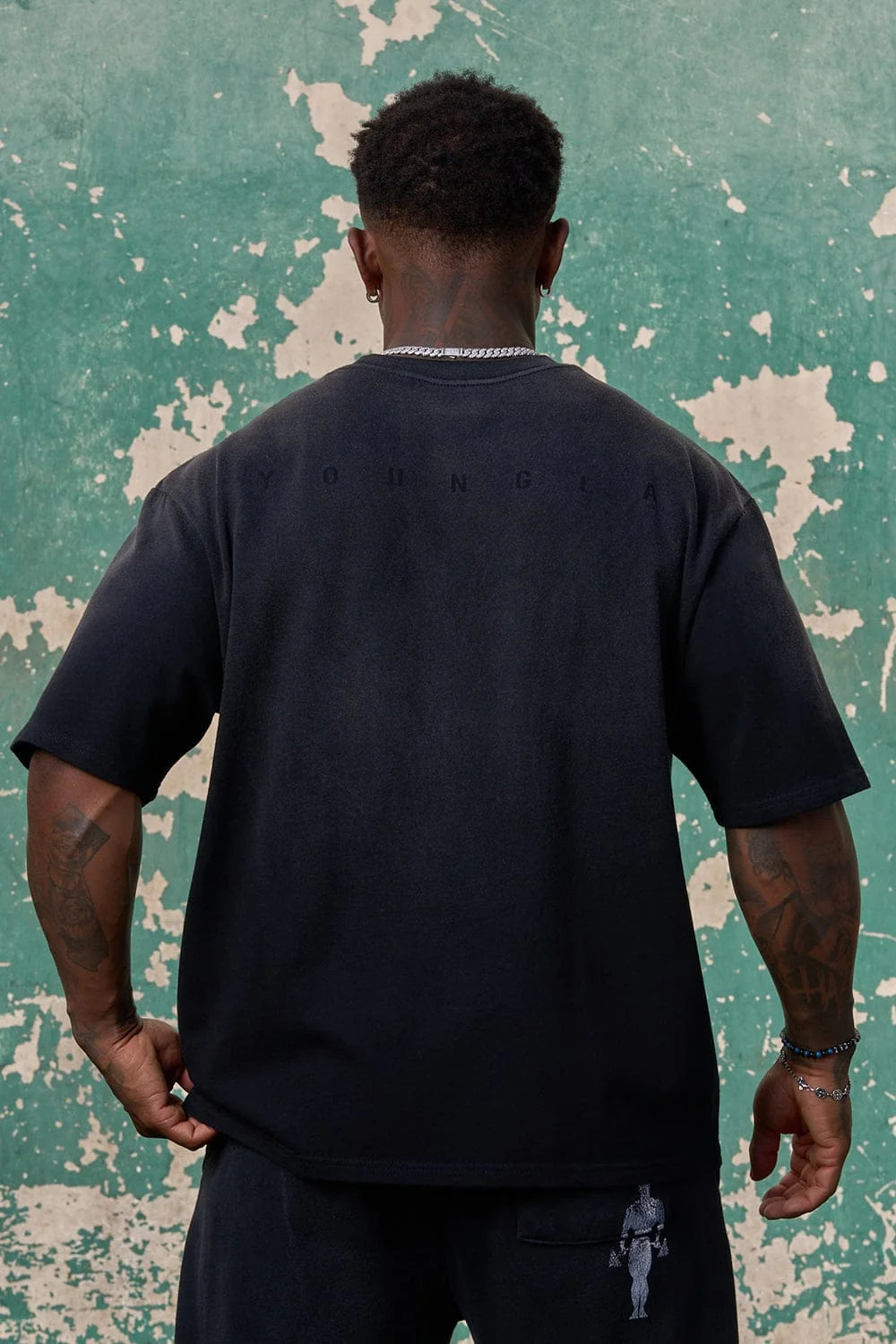 Playera Gold´s Iron - Negro deslavado