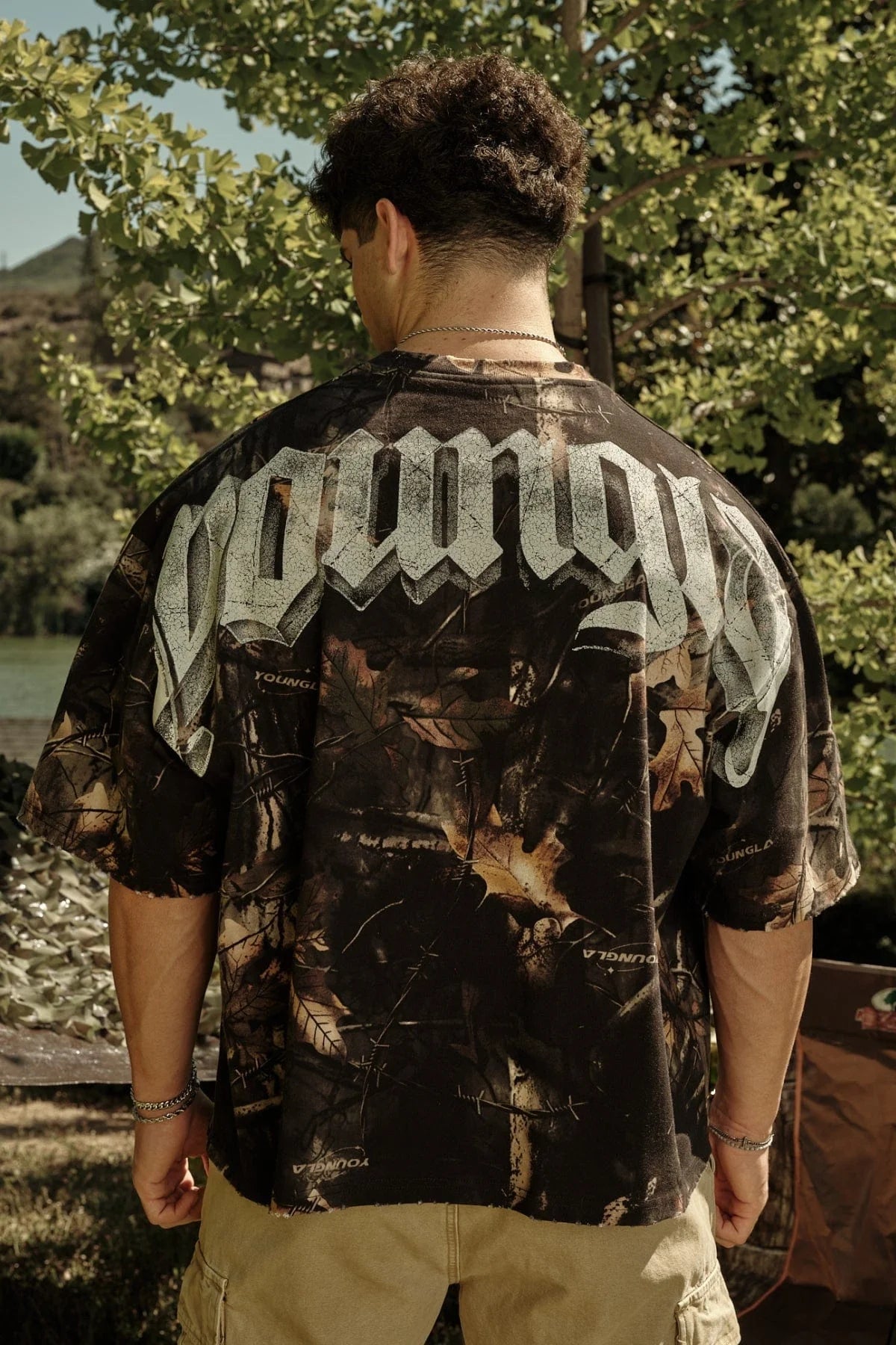 Playera Huge - Negra Camo