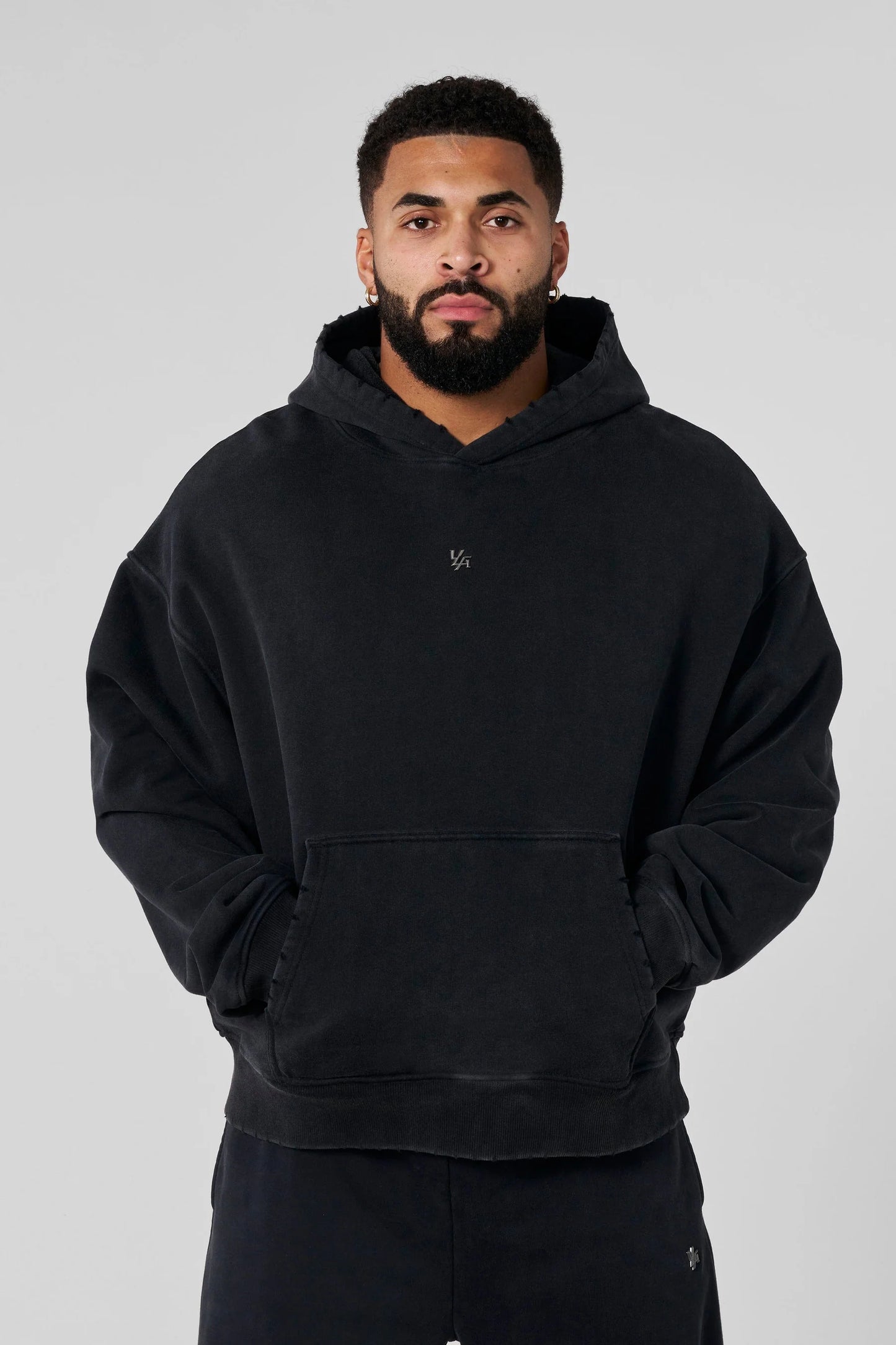 Hoodie Essentials - Negra Deslavada