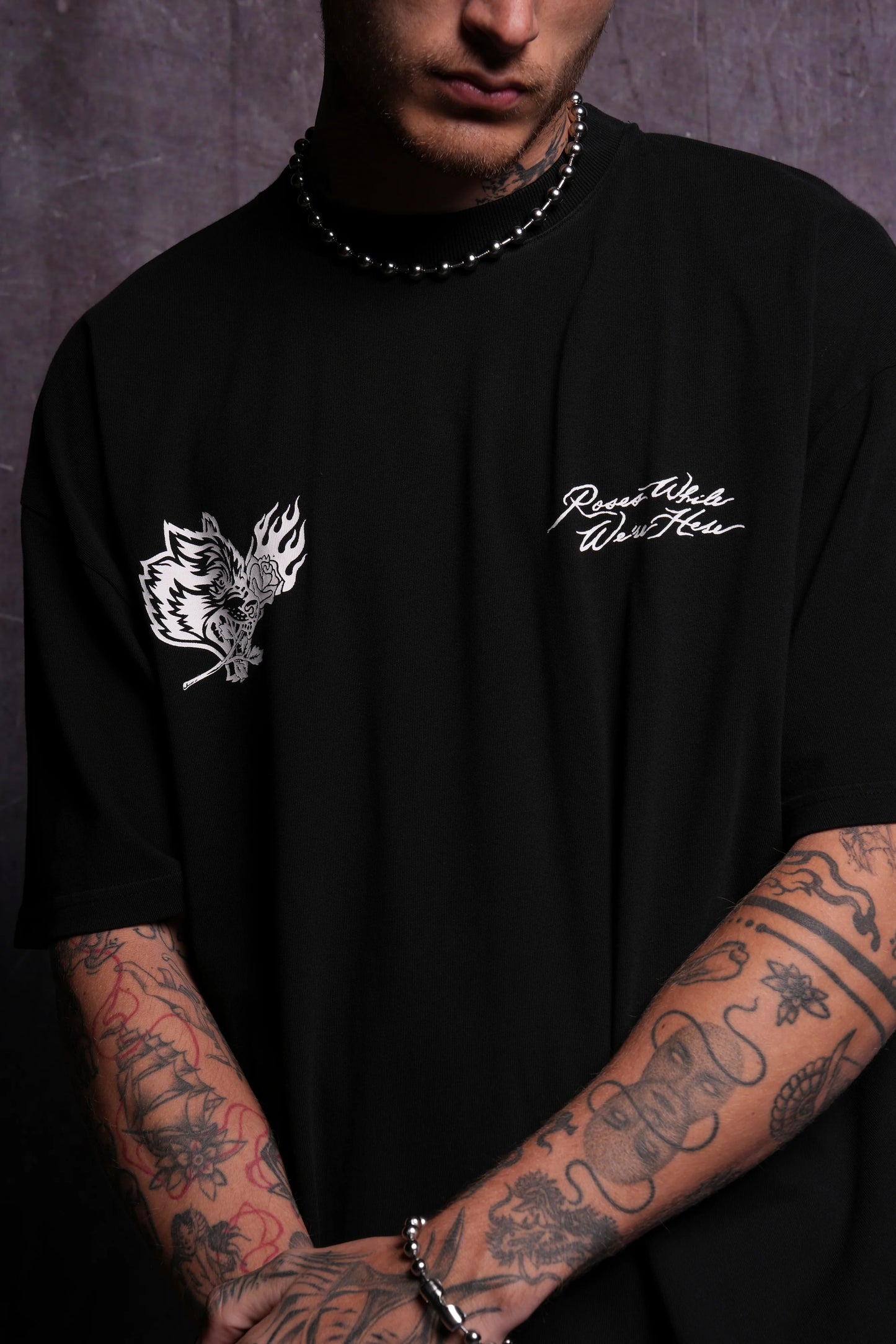 Playera Roses Oversized - Negra