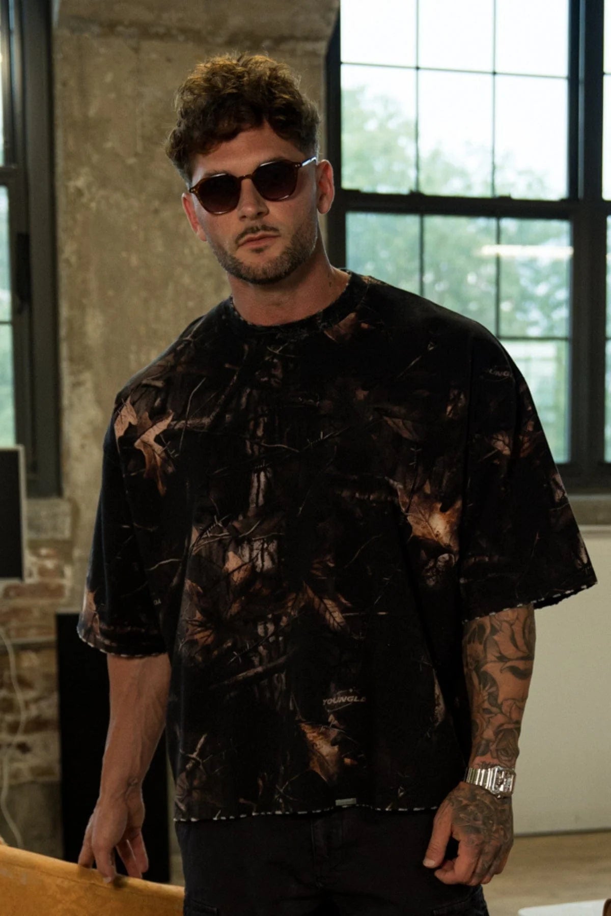 Playera Huge - Negra Camo