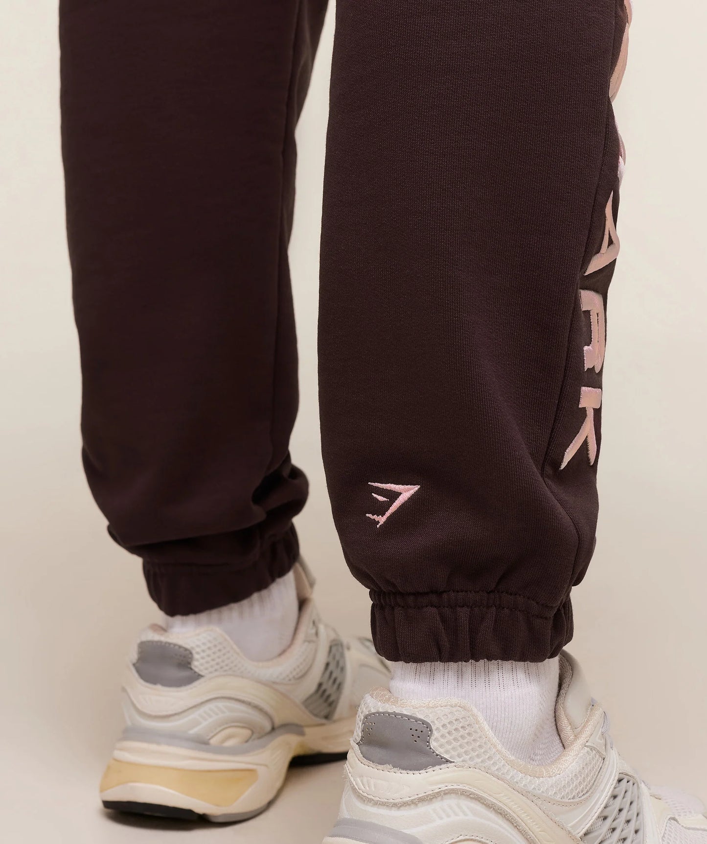 Jogger Gráfico Logo - Marrón